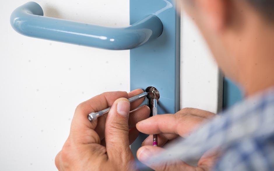 métier serrurier prix changement serrure Versailles